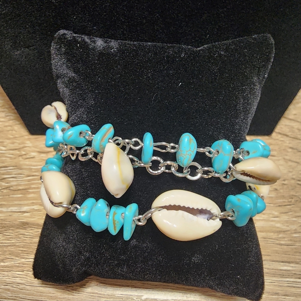 Turquoise and Shell Bracelet - Picture 2 of 4